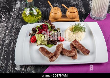 Polpette di meatball dai piatti tradizionali della cucina turca, polpette alla griglia, kofte turco izgara, una bella presentazione. Foto Stock