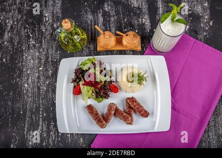 Polpette di meatball dai piatti tradizionali della cucina turca, polpette alla griglia, kofte turco izgara, una bella presentazione. Foto Stock