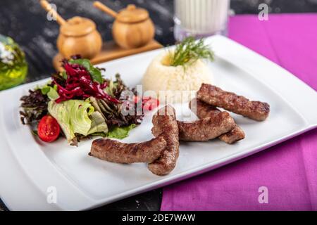 Polpette di meatball dai piatti tradizionali della cucina turca, polpette alla griglia, kofte turco izgara, una bella presentazione. Foto Stock