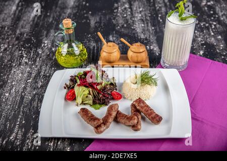 Polpette di meatball dai piatti tradizionali della cucina turca, polpette alla griglia, kofte turco izgara, una bella presentazione. Foto Stock