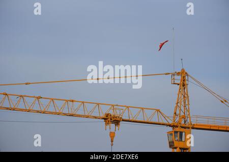 Giallo gru da cantiere Foto Stock