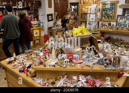 madre e figlio in un negozio di articoli da regalo per acquistare natale decorazioni Foto Stock