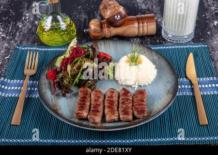 Polpette di meatball dai piatti tradizionali della cucina turca, polpette alla griglia, kofte turco izgara, una bella presentazione. Foto Stock