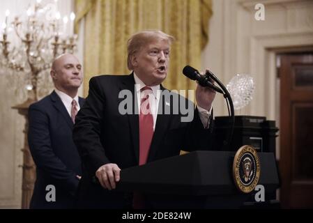 Il presidente degli Stati Uniti Donald Trump parla come il presidente della Clemson University James Clements (L) guarda a un evento della East Room per ospitare la squadra di football dei Clemson Tigers alla White House il 14 gennaio 2019 a Washington, DC, USA. Foto di Olivier Douliery/ABACAPRESS.COM Foto Stock