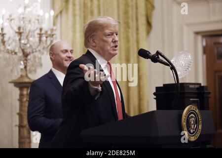 Il presidente degli Stati Uniti Donald Trump parla come il presidente della Clemson University James Clements (L) guarda a un evento della East Room per ospitare la squadra di football dei Clemson Tigers alla White House il 14 gennaio 2019 a Washington, DC, USA. Foto di Olivier Douliery/ABACAPRESS.COM Foto Stock