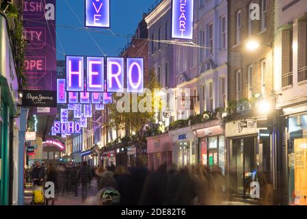 Carnaby Street Christmas Lights 2020 Londra West End Westminster periodo festivo Glow Night illuminazione oscura Soho Carnaby Street, Londra W1F Foto Stock