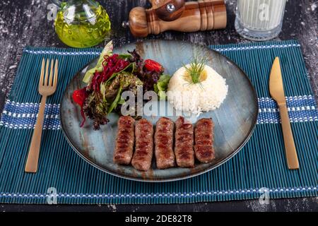 Polpette di meatball dai piatti tradizionali della cucina turca, polpette alla griglia, kofte turco izgara, una bella presentazione. Foto Stock