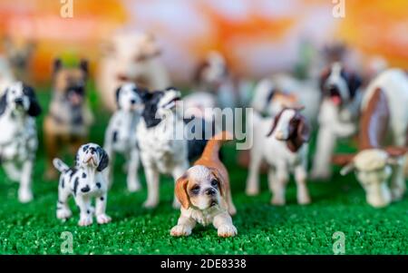 figurine in plastica di cani e animali da fattoria. giocattoli di bambini. concetto di protezione degli animali Foto Stock