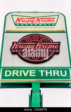 Un cartello Krispy Kreme Donuts si trova all'esterno di un negozio, il 28 novembre 2020, a Ocean Springs, Mississippi. Krispy Kreme è una catena americana di ciambelle. Foto Stock