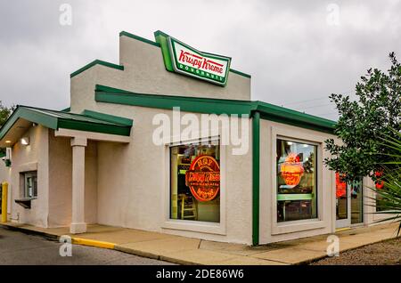 Krispy Kreme Donuts visualizza il segno Hot Now nelle finestre, 28 novembre 2020, a Ocean Springs, Mississippi. Foto Stock