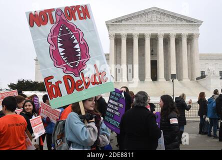 Gli attivisti pro aborto tengono cartelli davanti alla Corte Suprema di Washington, DC, 18 gennaio 2019 per l'annuale 'Marc for Life'. Foto di Olivier Douliery/ABACAPRESS.COM Foto Stock