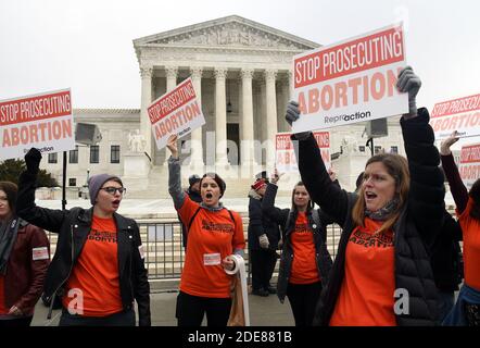 Gli attivisti pro-aborto tengono cartelli davanti alla Corte Suprema a Washington, DC, 18 gennaio 2019 per l'annuale 'Marc for Life'. Foto di Olivier Douliery/ABACAPRESS.COM Foto Stock