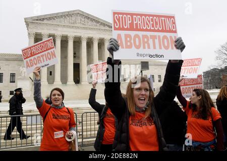 Gli attivisti pro-aborto tengono cartelli davanti alla Corte Suprema a Washington, DC, 18 gennaio 2019 per l'annuale 'Marc for Life'. Foto di Olivier Douliery/ABACAPRESS.COM Foto Stock