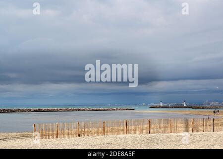 LE GRAU DU ROI, FRANCIA - 19 OTTOBRE 2020: Il mare Mediterraneo e l'ingresso del porto dalla spiaggia di le Grau du Roi, e la Grande Motte Foto Stock