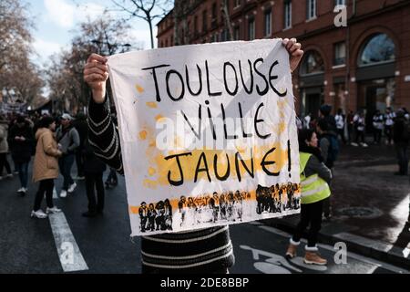 Placard 'Toulouse ville jaune' (Tolosa città gialla). I Gilets Jaunes (Giubbotti gialli) hanno dimostrato per il 10 ° Sabato consecutivo nel centro della città di Tolosa (Francia). Il 19 gennaio 2019, più di 10,000 manifestanti hanno vagato per le strade fino alla notte, per chiedere le dimissioni di Macron, ma anche per evidenziare la violenza della polizia. Foto di Patrick Batard / ABACAPRESS.COM Foto Stock