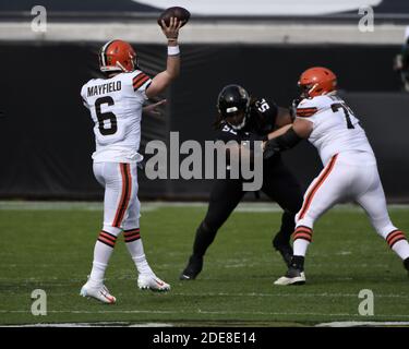 Jacksonville, Stati Uniti. 29 Nov 2020. Il quarto Baker Mayfield (6) fa un passo nel primo trimestre mentre i Cleveland Browns gareggiano contro i Jaguar al TIAA Bank Field di Jacksonville, Florida, domenica 29 novembre 2020. I Browns hanno sconfitto le Jaguar 27-25. Foto di Joe Marino/UPI Credit: UPI/Alamy Live News Foto Stock