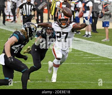 Jacksonville, Stati Uniti. 29 Nov 2020. Bears Running Back Kareem Hunt (27) perde un pass mentre i Cleveland Browns gareggiano contro i Jaguar al TIAA Bank Field di Jacksonville, Florida, domenica 29 novembre 2020. I Browns hanno sconfitto le Jaguar 27-25. Foto di Joe Marino/UPI Credit: UPI/Alamy Live News Foto Stock