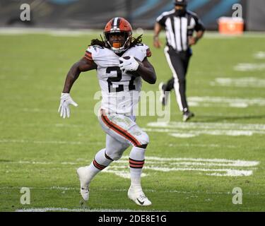 Jacksonville, Stati Uniti. 29 Nov 2020. Running Back Kareem Hunt (27) corre per lo yardage nel terzo trimestre mentre i Cleveland Browns gareggiano contro i Jaguar al TIAA Bank Field di Jacksonville, Florida, domenica 29 novembre 2020. I Browns hanno sconfitto le Jaguar 27-25. Foto di Joe Marino/UPI Credit: UPI/Alamy Live News Foto Stock