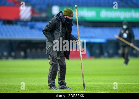 ROTTERDAM, PAESI BASSI - NOVEMBRE 29: Groundmen di Feyenoord prima della partita olandese Eredivisie tra Feyenoord e FC Utrecht a De Kuip sul novembe Foto Stock