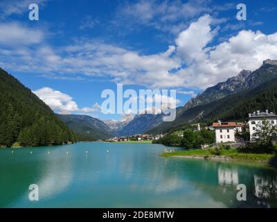 Auronzo, paese montano italiano con il lago di Santa Caterina e le Dolomiti sexten, sul retro il gruppo tre Cime di Lavaredo, detto anche Drei Foto Stock