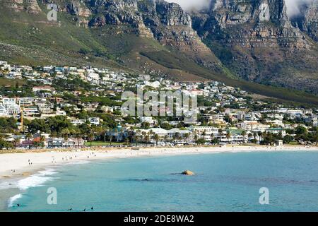 Camps Bay Beach a Città del Capo, Sud Africa. Spiaggia con Bakoven sobborgo e bellissimo paesaggio dietro. Foto Stock