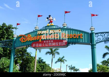 Cartello d'ingresso principale del Disneyland Resort di Hong Kong. HK portico Disney. Foto Stock