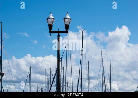 lampioni con un bel cielo blu Foto Stock