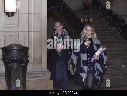 La vittima Emily S e l'avvocato dei due poliziotti Anne-Laure Compoint lasciano il tribunale durante l'ultima settimana del processo, Parigi, Francia. Due poliziotti francesi anti-gang sono in corso di processo con l'accusa di stuprare un turista canadese presso la polizia di Parigi quartier generale. Gli ufficiali, entrambi i membri della forza BRI, sono accusati di stuprare la donna a 36 Quai des Orfevres a Parigi. La donna ha detto che ha incontrato un gruppo di ufficiali dall'altra parte della strada vicino al fiume Senna in un pub irlandese nell'aprile 2014. Dopo diverse bevande, l'hanno invitata per un tour notturno della sede centrale dove ha affermato di essere stata violentata da diversi tim Foto Stock