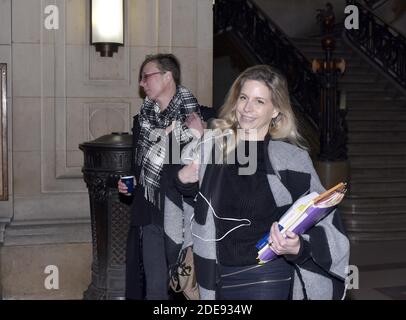 La vittima Emily S e l'avvocato dei due poliziotti Anne-Laure Compoint lasciano il tribunale durante l'ultima settimana del processo, Parigi, Francia. Due poliziotti francesi anti-gang sono in corso di processo con l'accusa di stuprare un turista canadese presso la polizia di Parigi quartier generale. Gli ufficiali, entrambi i membri della forza BRI, sono accusati di stuprare la donna a 36 Quai des Orfevres a Parigi. La donna ha detto che ha incontrato un gruppo di ufficiali dall'altra parte della strada vicino al fiume Senna in un pub irlandese nell'aprile 2014. Dopo diverse bevande, l'hanno invitata per un tour notturno della sede centrale dove ha affermato di essere stata violentata da diversi tim Foto Stock