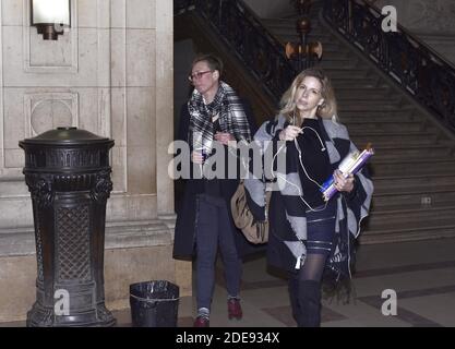 La vittima Emily S e l'avvocato dei due poliziotti Anne-Laure Compoint lasciano il tribunale durante l'ultima settimana del processo, Parigi, Francia. Due poliziotti francesi anti-gang sono in corso di processo con l'accusa di stuprare un turista canadese presso la polizia di Parigi quartier generale. Gli ufficiali, entrambi i membri della forza BRI, sono accusati di stuprare la donna a 36 Quai des Orfevres a Parigi. La donna ha detto che ha incontrato un gruppo di ufficiali dall'altra parte della strada vicino al fiume Senna in un pub irlandese nell'aprile 2014. Dopo diverse bevande, l'hanno invitata per un tour notturno della sede centrale dove ha affermato di essere stata violentata da diversi tim Foto Stock