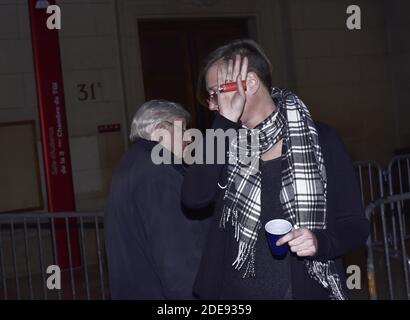 La vittima Emily S e l'avvocato dei due poliziotti Anne-Laure Compoint lasciano il tribunale durante l'ultima settimana del processo, Parigi, Francia. Due poliziotti francesi anti-gang sono in corso di processo con l'accusa di stuprare un turista canadese presso la polizia di Parigi quartier generale. Gli ufficiali, entrambi i membri della forza BRI, sono accusati di stuprare la donna a 36 Quai des Orfevres a Parigi. La donna ha detto che ha incontrato un gruppo di ufficiali dall'altra parte della strada vicino al fiume Senna in un pub irlandese nell'aprile 2014. Dopo diverse bevande, l'hanno invitata per un tour notturno della sede centrale dove ha affermato di essere stata violentata da diversi tim Foto Stock