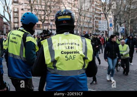 L'Osservatorio delle pratiche di polizia di Tolosa (Fondation Copernic, Ligue des Droits de l'Homme e Syndicat des Avocats de France) ha tenuto una conferenza stampa il 29 gennaio 2019 a Tolosa (Francia). Dopo diverse settimane di presenza agli eventi Gilets Jaunes (gialle), i suoi rappresentanti volevano mettere in guardia sui mezzi sproporzionati commessi dalla polizia. Dopo aver notato dieci feriti gravi e centinaia di feriti leggeri, richiedono la fermata dell'uso delle granate sonore / tearga (gli-F4) e flashpalle (LDB). Essi chiedono anche di interrogare la presenza del Fr Foto Stock