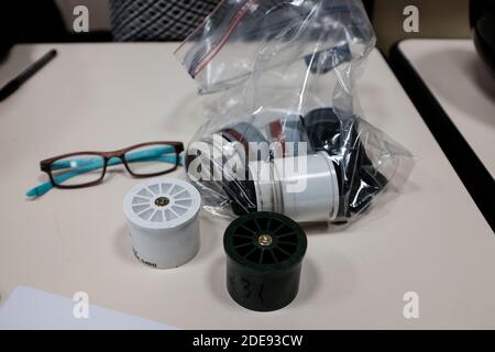 Residui di cartucce di gas lacrimogeni. L'Osservatorio delle pratiche di polizia di Tolosa (Fondation Copernic, Ligue des Droits de l'Homme e Syndicat des Avocats de France) ha tenuto una conferenza stampa il 29 gennaio 2019 a Tolosa (Francia). Dopo diverse settimane di presenza agli eventi Gilets Jaunes (gialle), i suoi rappresentanti volevano mettere in guardia sui mezzi sproporzionati commessi dalla polizia. Dopo aver notato dieci feriti gravi e centinaia di feriti leggeri, richiedono la fermata dell'uso delle granate sonore / tearga (gli-F4) e flashpalle (LDB). Essi chiedono anche la domanda di Foto Stock