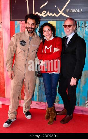 Tomer Sisley con la moglie Sandra Zeitoun (L) e il direttore del Phenix Circus Alain Pacherie che partecipano al 40° Festival Mondial du Cirque de Demain, spettacolo dei vincitori che si è tenuto al Cirque Phenix, Pelouse de Reuilly, a Parigi, in Francia, il 03 febbraio 2019. Foto di Edouard Bernaux/ABACAPRESS.COM Foto Stock