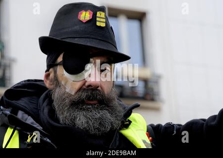 Il leader del movimento 'giallino' (gilet jaunes) partecipa a un rally di marzo a Daumesnil. È uno dei leader del movimento Yellow Vests feriti e è stato ferito agli occhi da un Flash-Ball sparato dalla polizia durante l'atto 11. Dodicesimo sabato di protesta per i giubbotti che hanno dimostrato contro la violenza della polizia. Dopo la decisione del Consiglio di Stato di mantenere l'uso della palla flash (LBD) durante le manifestazioni, la "Grande marcia dei feriti" ha riunito diverse migliaia di persone. A Parigi, la marcia bianca è stata organizzata tra Felix Eboue, le piazze della Bastiglia e della Repubblica, dove viol Foto Stock