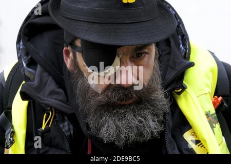 Il leader del movimento 'giallino' (gilet jaunes) partecipa a un rally di marzo a Daumesnil. È uno dei leader del movimento Yellow Vests feriti e è stato ferito agli occhi da un Flash-Ball sparato dalla polizia durante l'atto 11. Dodicesimo sabato di protesta per i giubbotti che hanno dimostrato contro la violenza della polizia. Dopo la decisione del Consiglio di Stato di mantenere l'uso della palla flash (LBD) durante le manifestazioni, la "Grande marcia dei feriti" ha riunito diverse migliaia di persone. A Parigi, la marcia bianca è stata organizzata tra Felix Eboue, le piazze della Bastiglia e della Repubblica, dove viol Foto Stock