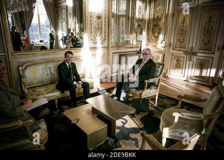 Il presidente francese Emmanuel Macron (L) incontra il capo del gruppo parlamentare democratico e repubblicano di sinistra (Groupe de la Gauche democrate et republicaine, GDR), Andre Chassaigne, al Palazzo Elysee di Parigi il 5 febbraio 2019. Foto di Nicolas Messyasz/pool/ABACAPRESS.COM Foto Stock