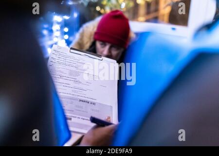 I volontari parlano con un senzatetto, durante la seconda edizione della Notte della solidarietà (Nuit De la Solidarite) che si svolge a Parigi nella notte di febbraio dal 7 all'8. Più di 1700 volontari in 350 squadre hanno camminato attraverso la strada di Parigi per prendere un censimento della popolazione senza tetto della città, Parigi, Francia febbraio 7 2019. Foto di Daniel Derajinski/ABACAPRESS.COM Foto Stock