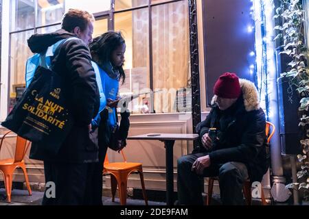 Remi (L.) e Yudneri, volontari parlano con una persona senza tetto, durante la seconda edizione della Notte della solidarietà (Nuit De la Solidarite) che si svolge a Parigi nella notte di febbraio dal 7 all'8. Più di 1700 volontari in 350 squadre hanno camminato attraverso la strada di Parigi per prendere un censimento della popolazione senza tetto della città, Parigi, Francia febbraio 7 2019. Foto di Daniel Derajinski/ABACAPRESS.COM Foto Stock