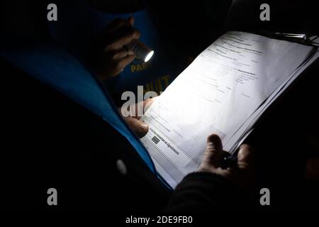 I volontari parlano con un senzatetto, durante la seconda edizione della Notte della solidarietà (Nuit De la Solidarite) che si svolge a Parigi nella notte di febbraio dal 7 all'8. Più di 1700 volontari in 350 squadre hanno camminato attraverso la strada di Parigi per prendere un censimento della popolazione senza tetto della città, Parigi, Francia febbraio 7 2019. Foto di Daniel Derajinski/ABACAPRESS.COM Foto Stock