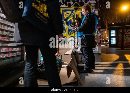 Remi (R.) e Yudneri, volontari parlano con una persona senza tetto, durante la seconda edizione della Notte della solidarietà (Nuit De la Solidarite) che si svolge a Parigi nella notte di febbraio dal 7 all'8. Più di 1700 volontari in 350 squadre hanno camminato attraverso la strada di Parigi per prendere un censimento della popolazione senza tetto della città, Parigi, Francia febbraio 7 2019. Foto di Daniel Derajinski/ABACAPRESS.COM Foto Stock