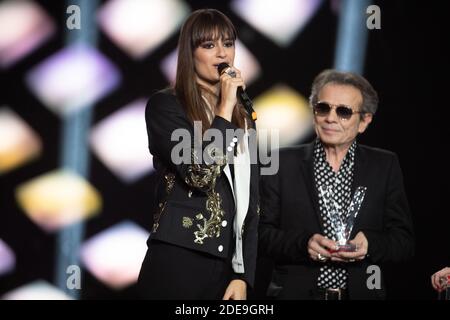 Snger Clara Luciani festeggia dopo aver ricevuto il premio per il miglior Album del mondo da Philippe Man½uvre alla 34esima edizione di Victoires de la musique a la Seine musicale l'8 febbraio 2019 a Boulogne-Billancourt, Francia. Foto di David Niviere/ABACAPRESS.COM Foto Stock