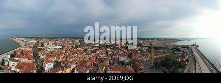 Caorle: Vista panoramica sulla città dall'alto e cielo nuvoloso Foto Stock