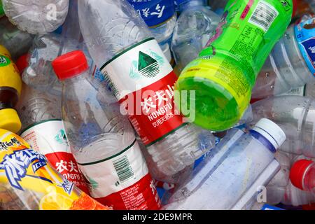 Bottiglie di acqua minerale vuota e bibite analcoliche raccolte in un parco di Pechino, Cina, pronte per il riciclaggio. Foto Stock