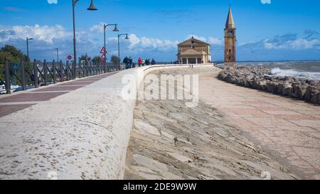 Caorle - Chiesa della Madonna dell'Angelo sullo sfondo del cielo blu Foto Stock