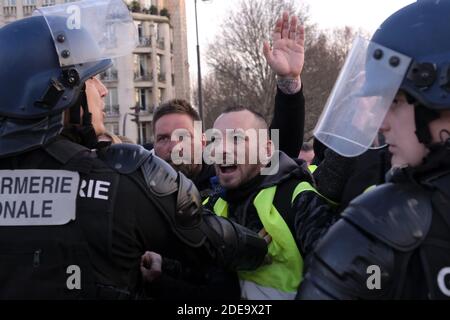 I giubbotti gialli francesi (Gilets jaunes) manifestano faccia a faccia litigando con la polizia francese in rivolta durante la quattordicesima settimana consecutiva di proteste del movimento nazionale del giallino (Gilets Jaunes) contro le politiche del presidente francese e il suo stile di governo top-down, con un costo elevato di vita, riforme fiscali del governo e per una maggiore "giustizia sociale ed economica". I manifestanti hanno nuovamente colpito le strade francesi il 16 febbraio, segnando tre mesi di proteste per la gilet gialla, come un sondaggio suggerisce ora che la maggior parte del paese vuole che si fermerà. Parigi, Francia, il 16 febbraio 2019. Foto di Alfred Yaghobzadeh/ABACAPRESS. Foto Stock