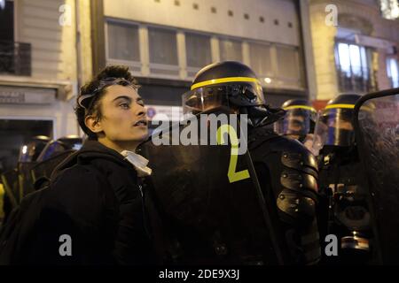 I giubbotti gialli francesi (Gilets jaunes) manifestano faccia a faccia litigando con la polizia francese in rivolta durante la quattordicesima settimana consecutiva di proteste del movimento nazionale del giallino (Gilets Jaunes) contro le politiche del presidente francese e il suo stile di governo top-down, con un costo elevato di vita, riforme fiscali del governo e per una maggiore "giustizia sociale ed economica". I manifestanti hanno nuovamente colpito le strade francesi il 16 febbraio, segnando tre mesi di proteste per la gilet gialla, come un sondaggio suggerisce ora che la maggior parte del paese vuole che si fermerà. Parigi, Francia, il 16 febbraio 2019. Foto di Alfred Yaghobzadeh/ABACAPRESS. Foto Stock