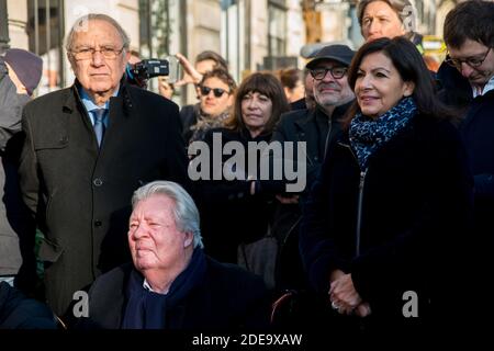 Jean-Jacques Sempe (seduto) assiste alla presentazione di un affresco da parete da una delle sue opere del sindaco di Parigi Anne Hidalgo (R), all'incrocio di Boulevard des Filles du Calvaire e Rue Froissard, 3 ° distretto di Parigi, Francia, febbraio 16, 2019. Foto di Denis PrezatAvenir Pictures/ABACAPRESS.COM Foto Stock