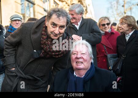 Jean-Jacques Sempe (seduto) assiste alla presentazione di un affresco da parete da una delle sue opere, lungo il lato François Morel, all'incrocio di Boulevard des Filles du Calvaire e Rue Froissard, 3 ° distretto di Parigi, Francia, Febuary 16, 2019. Foto di Denis PrezatAvenir Pictures/ABACAPRESS.COM Foto Stock