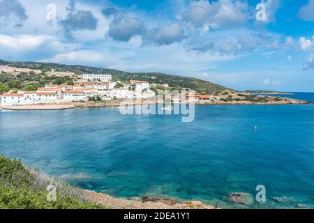 Bella città e spiaggia di Cala d'Oliva in Asinara, Sardegna, Italia Foto Stock